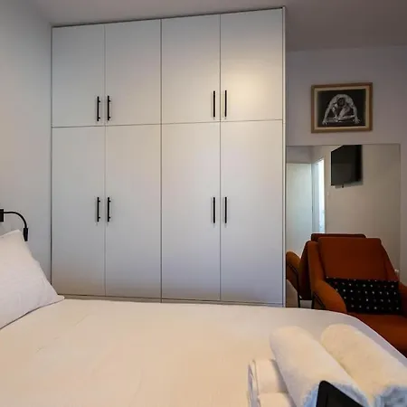 Cityscape Apartment *