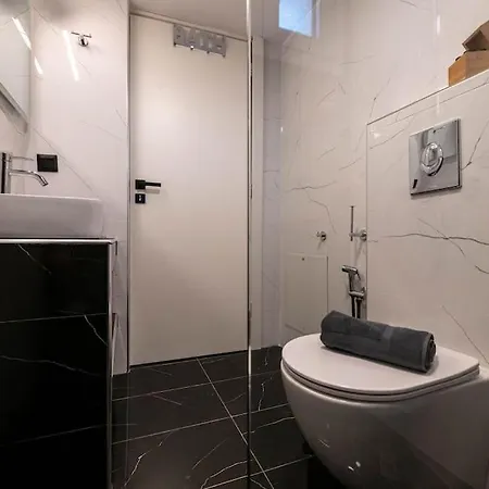 Cityscape Apartment *