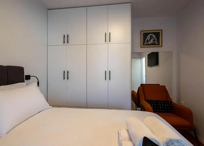 Cityscape Apartment *