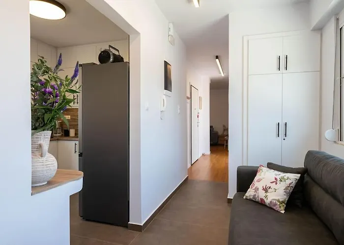 Cityscape Apartment *